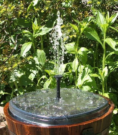 ソーラーパネルで動く噴水です。